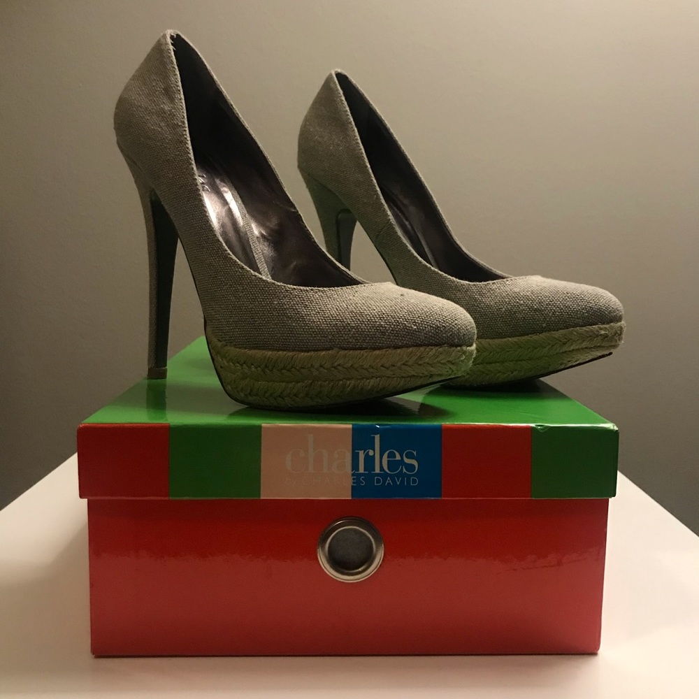 Charles by Charles David Grey Canvas Runway 6.5